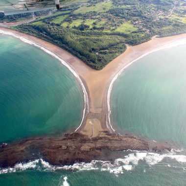 The land bridge connecting tombolo to the mainland is only accessible during low tide— plan accordingly.